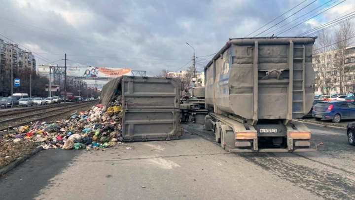 Грузовик с отходами опрокинулся и парализовал движение в Челябинске