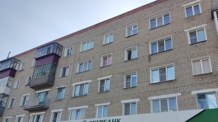 В Новосибирской области 5-летний мальчик выпал из окна