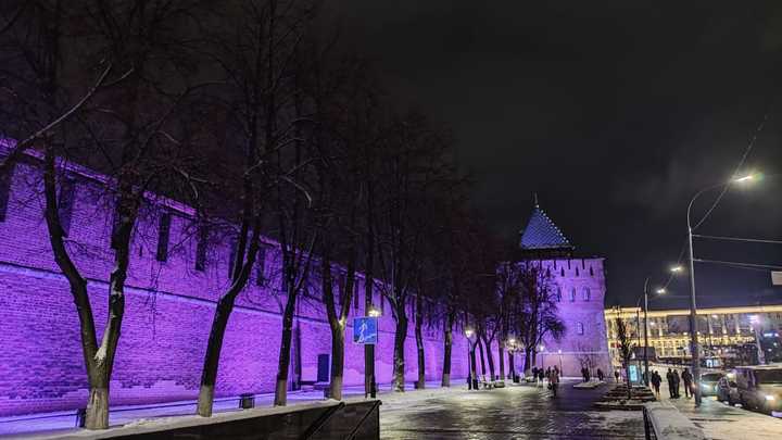 На Нижегородском кремле в день белого лепестка появилась особая подсветка