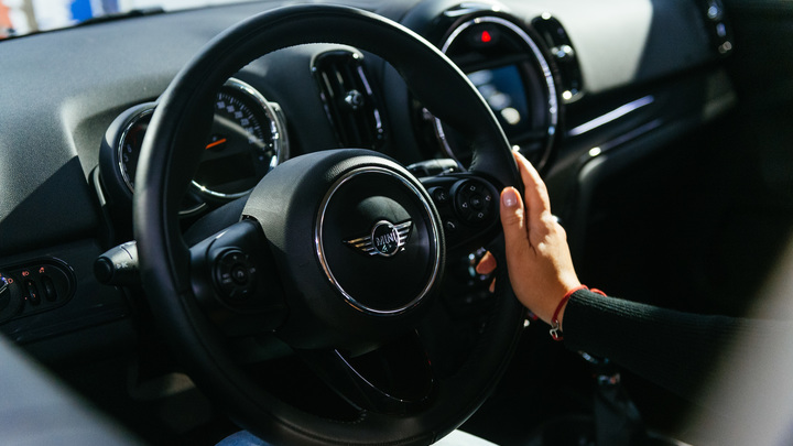 Гололёд на дороге: Автоэксперт подсказал, как не уйти в занос