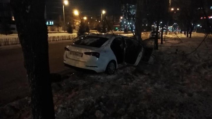 ﻿Такси с пассажирами врезалось в столб в Челябинске, пострадали двое