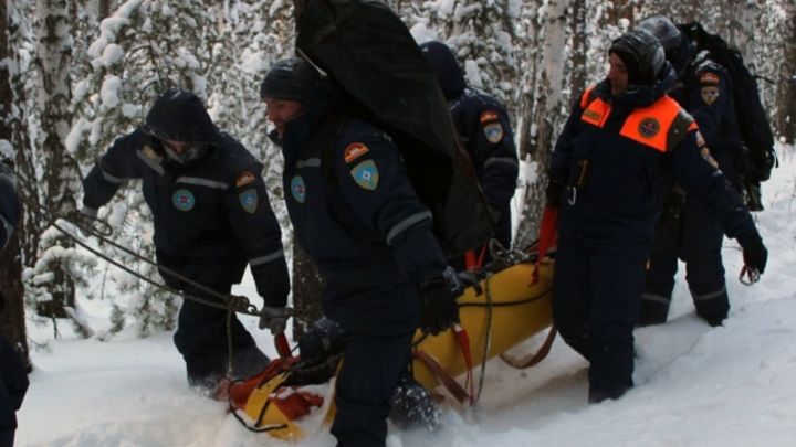 Парню, сломавшему ногу на ледяной горке в Челябинской области, пришлось вызывать спасателей