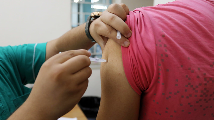 Экскурсия в красную зону не поможет: Профессор объяснил, как переубедить антипрививочников