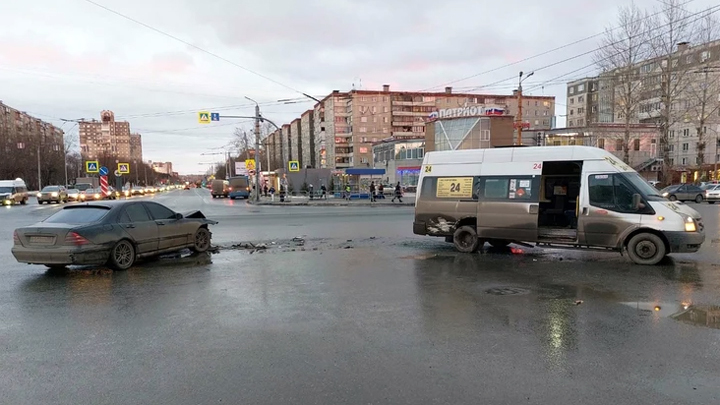 В Челябинске маршрутка столкнулась с Мерседесом, есть пострадавшие