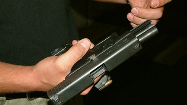 Вручившие в руки Алеку Болдуину заряженный боевыми патронами пистолет дали показания
