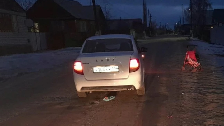 Маму с двумя малышами сбила машина на сельской дороге в Челябинской области