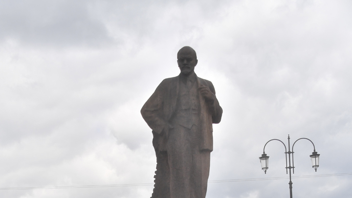 В Миассе памятник Ленину без лица остался еще и без ног