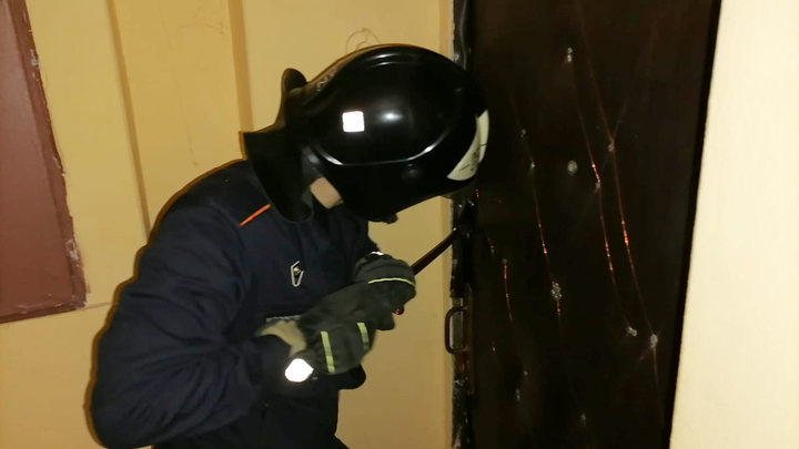 94-летняя бабушка в Луховицах звала на помощь, стуча палкой по двери