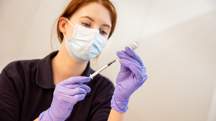 Люди без головы: Мясников объяснил, почему антипрививочников не надо вести в красную зону