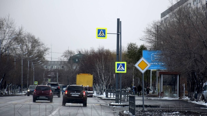 В Кургане на улице Половинской устанавливают новый светофор