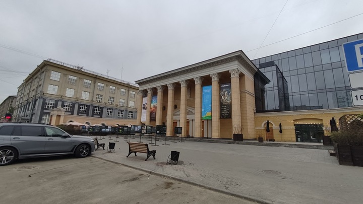 Десятки сотрудников МЧС собрались возле кинотеатра Победа в Новосибирске