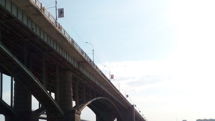 В Новосибирске на Октябрьском мосту полностью заменят перила