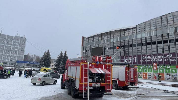 В Снежинске пожарные сообщили подробности пожара в торговом центре Универмаг