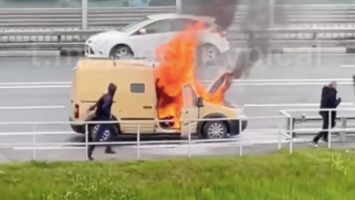 В Сочи на дороге сгорела машина инкассаторов