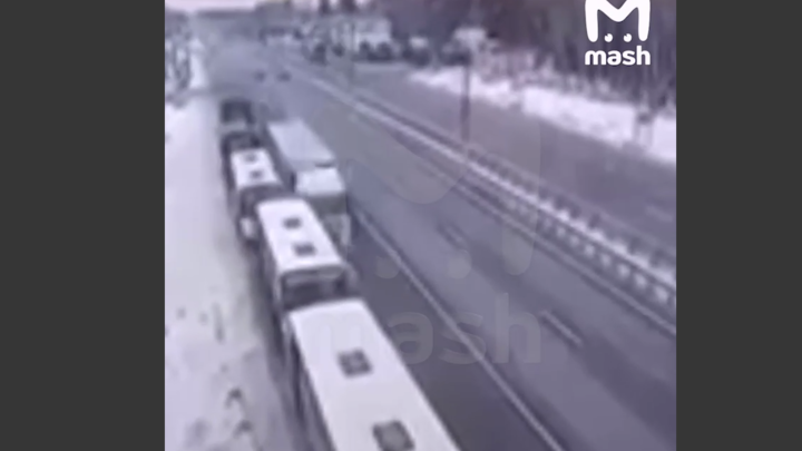 Появилось видео аварии с фурой под Воронежем: уснувший водитель протаранил колонну Росгвардии