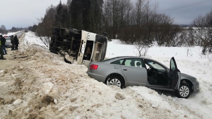 В Ивановской области упал в кювет пассажирский автобус