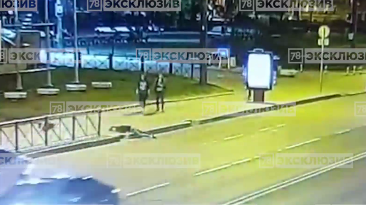Появилось видео падения солиста Мариинского театра с электросамоката. Артист в коме