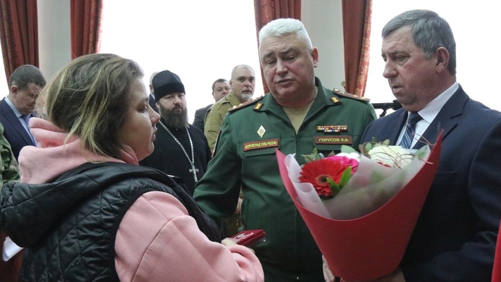 Жене погибшего в зоне СВО дончанина вручили Орден Мужества (посмертно)