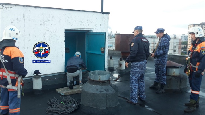 Спасатели сняли неадекватного мужчину с крыши девятиэтажки в Новосибирске