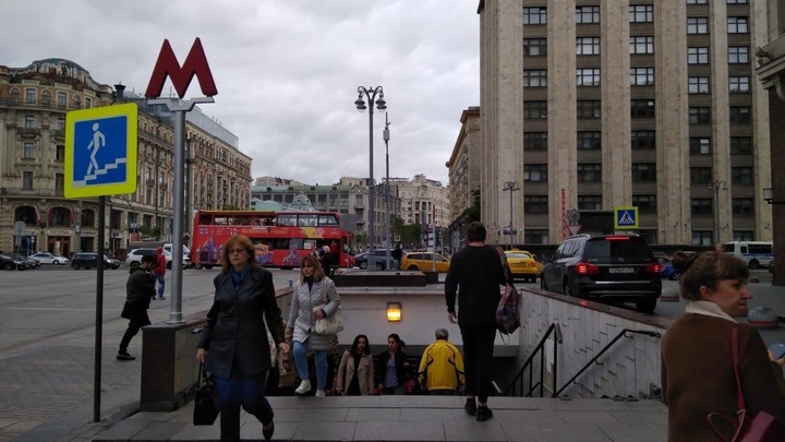 "Пускай они выходят!": Пассажиры в метро встали стеной, чтобы не пустить дебоширов "Пускай они выходят!": Пассажиры в метро встали стеной, чтобы не пустить дебоширов