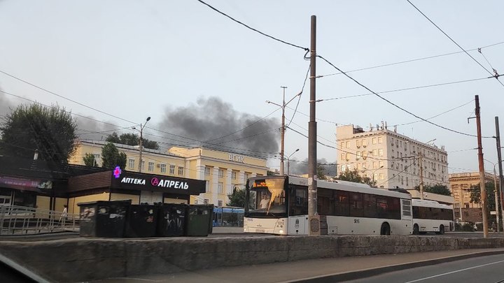 В центре Ростова загорелось большое аварийное здание