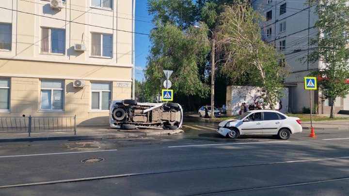 В Самаре утром 8 июня на улице Мичурина перевернулся автомобиль