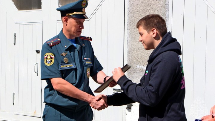 В Новосибирске наградили подростка за спасение 10-летнего ребёнка на пожаре