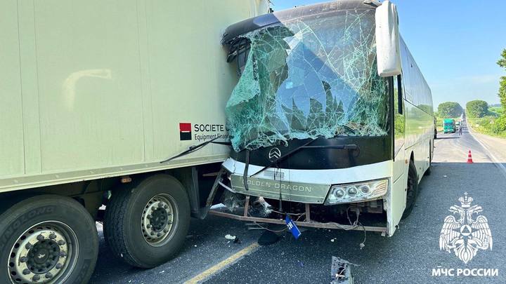 Появились кадры с места столкновения пассажирского автобуса и грузовика