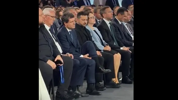 Зеленский отвлёкся на поправлявшего носки президента Румынии Дана