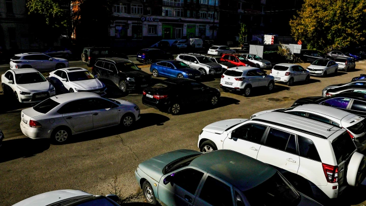 Оставались секунды: Мужчина голыми руками остановил сорвавшийся с тормозов автомобиль