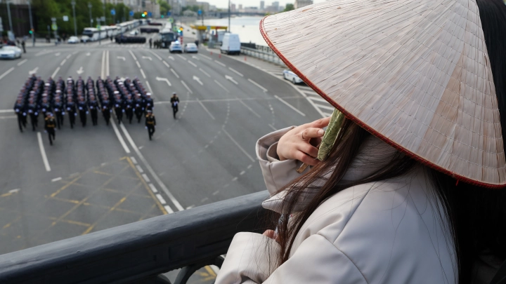 Какой красивый!: Китаянки окружили русского силовика. Его лицо просто нужно видеть