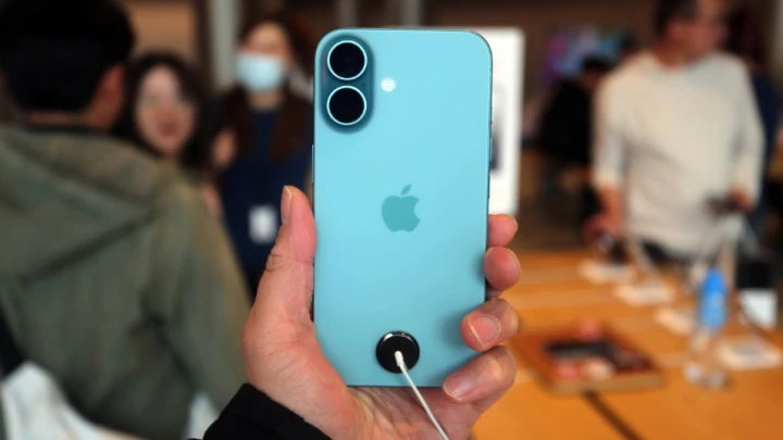 Трамп устроил Штатам новую чёрную пятницу: В салонах паника, люди скупают гаджеты