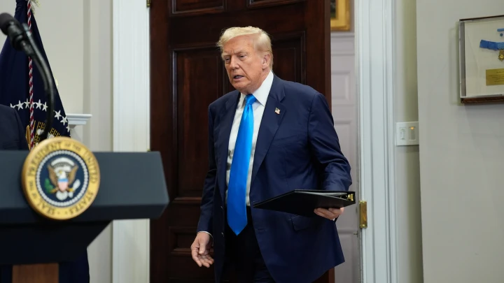 Трамп взобрался на крышу Белого дома и пошутил про ядерные ракеты