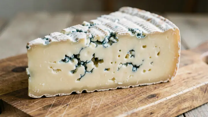 Врач Сластен рассказала, кому нельзя есть сыр с плесенью