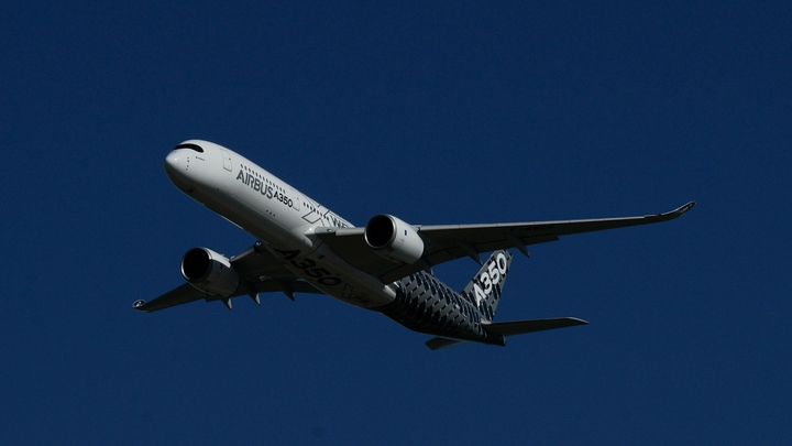 Бортпроводники самолёта из Петербурга приняли роды в небе