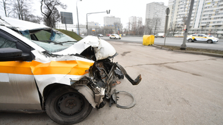 В Новосибирске таксист на машине с логотипом Uber сбил пешехода на тротуаре