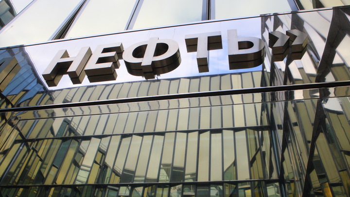 Еврокомиссия хочет запретить импорт нефти из России. Но не может