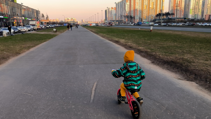 В Балашихе сквозь тротуар опять провалилась машина
