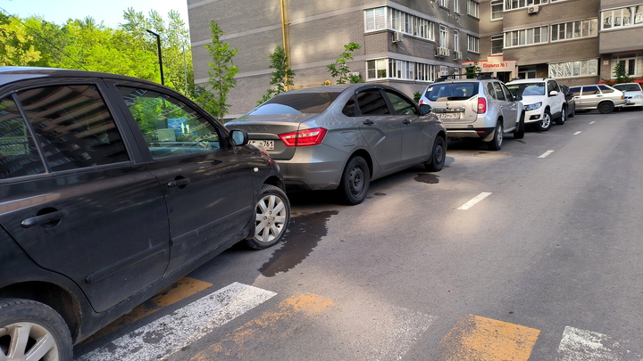 Во дворах Екатеринбурга массово прокололи колеса у припаркованных машин