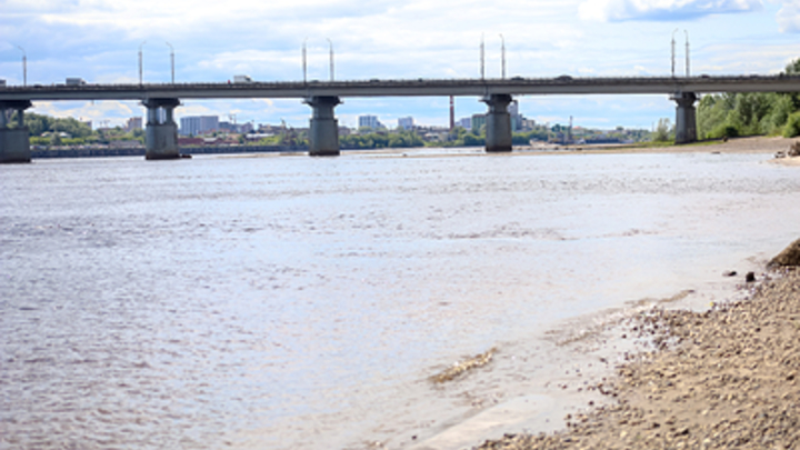 На Колыме беременную женщину сбросили с моста ради денег