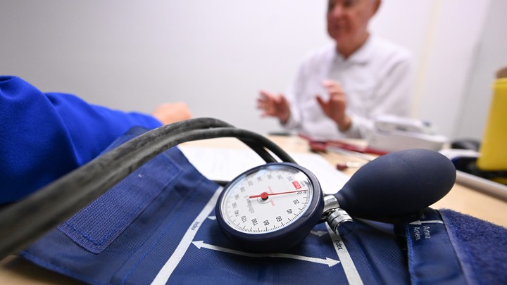 Врачи назвали лучшие способы борьбы с высоким давлением