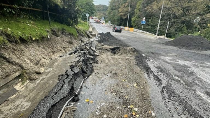На разрушенном оползнем участке дороги Джубга — Сочи продолжают появляться трещины