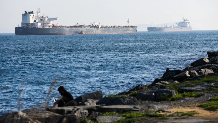 Bloomberg: Четыре танкера с нефтью из России простаивают у берегов Индии