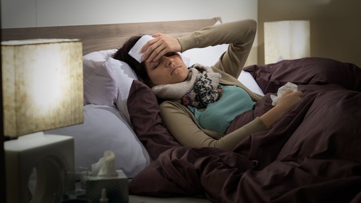 Выявлен неизвестный ранее ночной симптом омикрона: Приходится менять бельё