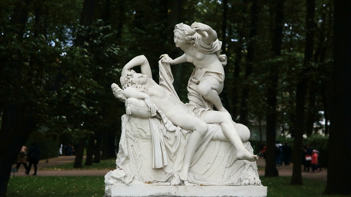 Как по Эрмитажу в неглиже: петербуржцев возмутило купание голых детей в фонтанах Летнего сада