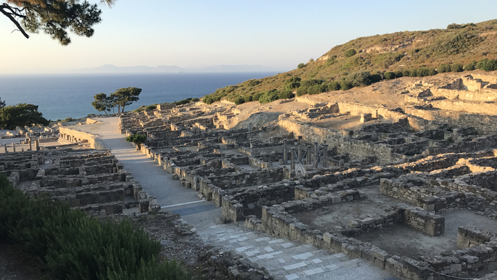 Идите домой: Греки активно бунтуют против НАТО. И даже перекрыли рельсы