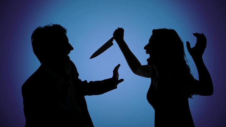 Ножом в шею: Жительницу Куйбышева обвиняют в убийстве возлюбленного