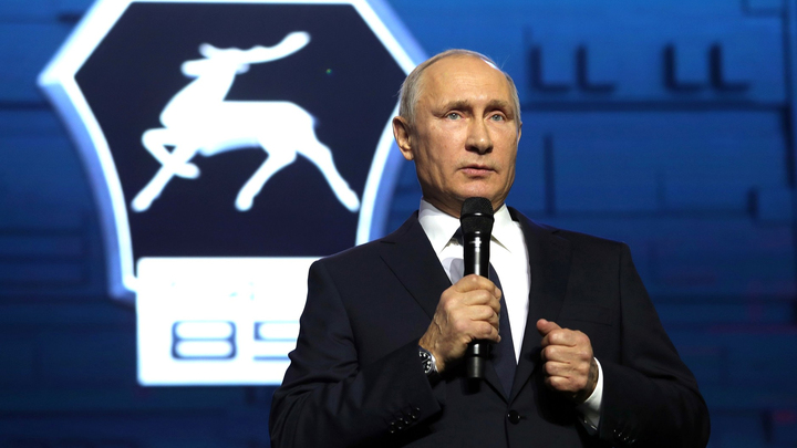 Бриллиантовая перчатка и глобус-мяч: что дарили нижегородцы Путину