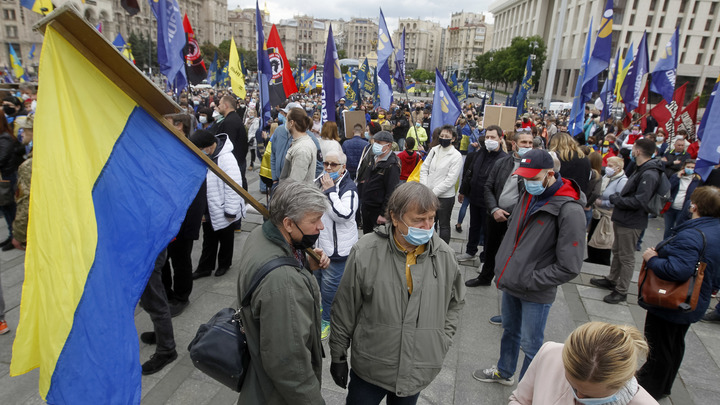 В воздухе запахло покрышками. Собравшаяся в Киеве толпа двинулась в сторону офиса Зеленского