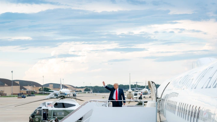 Сменил кнут на пряник: Трамп заявил, что Штаты почти возобновили обмен разведданных с Киевом